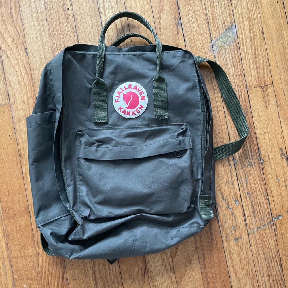 Army green fjallraven bag